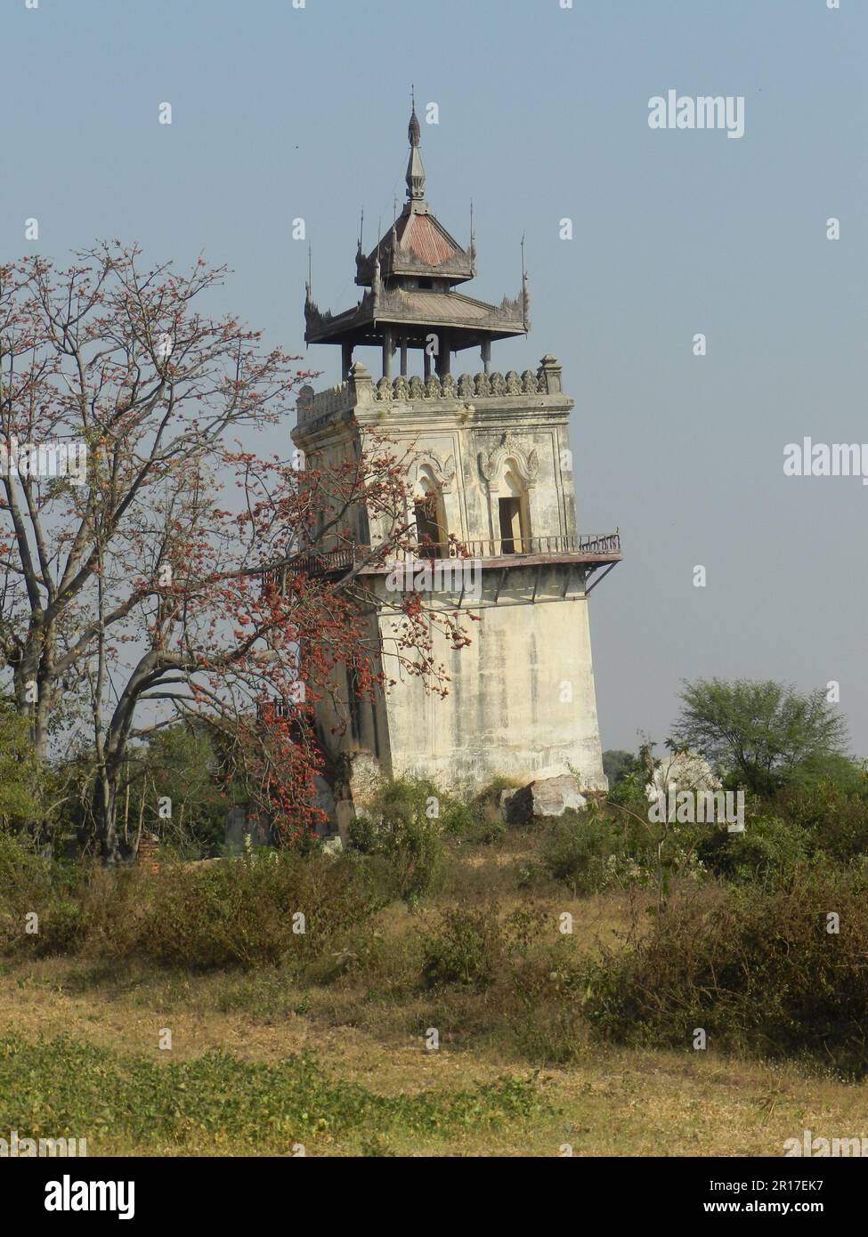 Myanmar, Mandalay, Inwa: Nanmyin, une tour de guet de 27 mètres de haut qui est tout ce qui reste du Palais Ava construit par le roi Bagyidaw. Il penche depuis le Banque D'Images