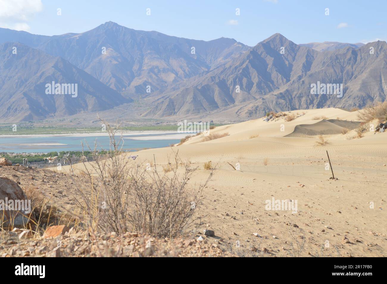 République populaire de Chine, Tibet : dunes de sable dans la vallée de Yarlung Tsangpo/Brahmaputra, près de Tsetang. Banque D'Images