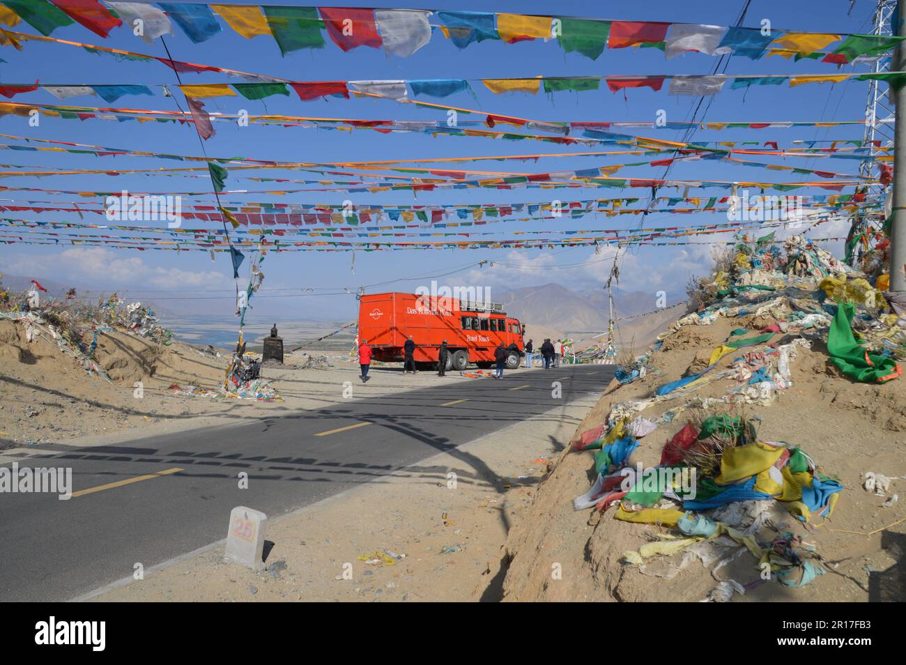 République populaire de Chine, Tibet, Tsetang : vue sur le col de Tselong, près de Tsetang, avec drapeaux de prière au premier plan. Banque D'Images