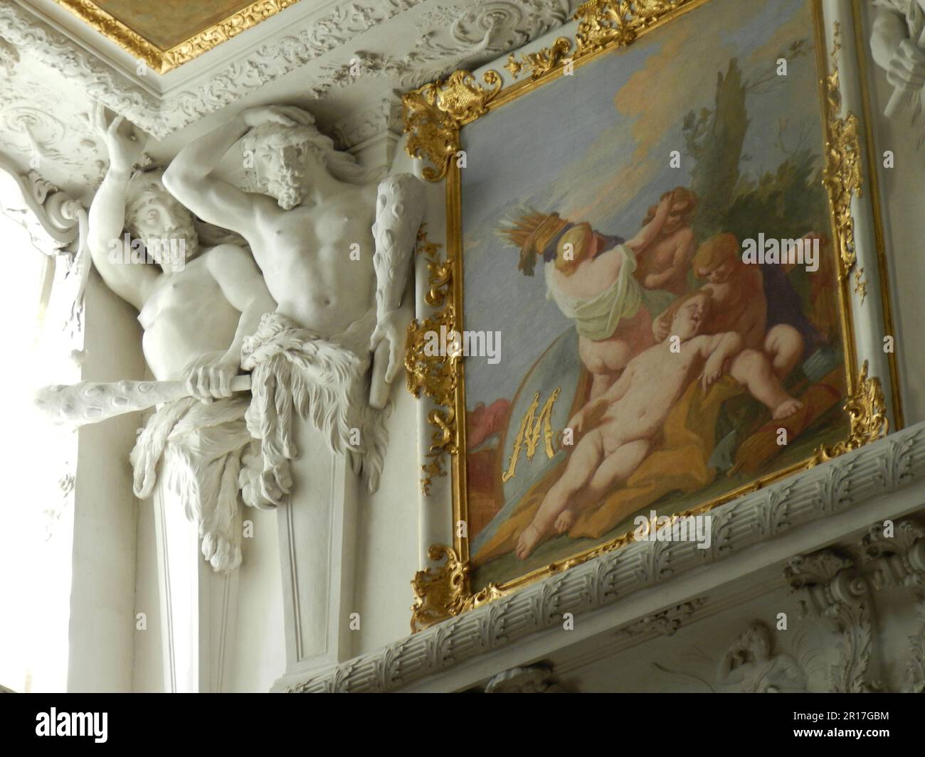 Allemagne, haute-Bavière, Schleissheim: Figures en stuc soutenant le toit du Viktoriensaal du Nouveau Palais construit en 1701-27 pour l'électeur Max Emanue Banque D'Images
