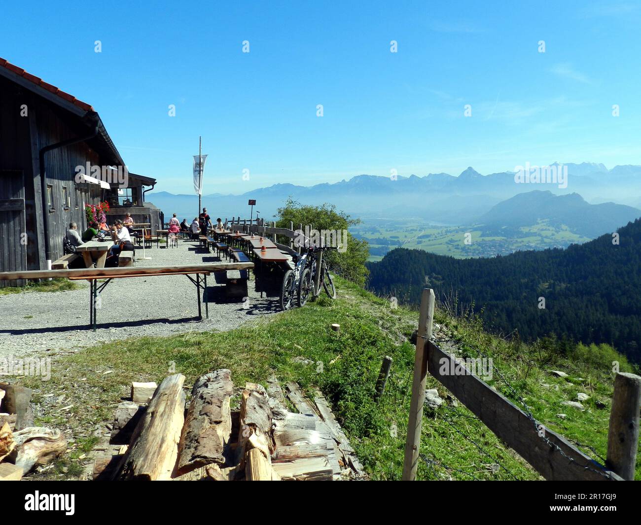 Allemagne, haute-Bavière, Pfronten: Keppeler Alp Hut (1350 mètres) avec vue sur les Alpes. Banque D'Images