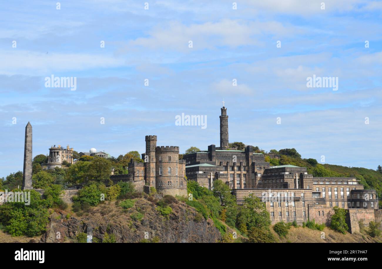 Écosse, Édimbourg : Calton Hill, avec l'Obélisque, le monument Dugald Stewart, le monument national classique. Le monument de Nelson et le bâtiment du ministère. Banque D'Images