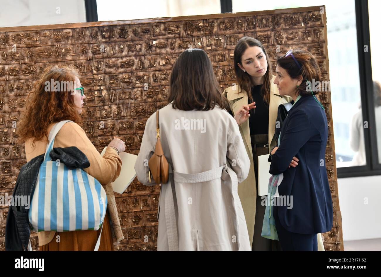 Rome, Italie. 11th mai 2023. Les gens visitent la sculpture « Continuum » lors d'un aperçu de l'exposition « le Grand Théâtre des civilisations » au siège de Fendi à Rome, Italie, 11 mai 2023. L'exposition, qui s'étend de 12 mai jusqu'au 1 octobre, présente une trentaine d'œuvres créées par le sculpteur contemporain italien Arnaldo Pomodoro entre la fin de 1950s et 2021, ainsi qu'une série de documents d'archives comprenant des photographies, des documents, des croquis et des dessins. Credit: Jin Mamengni/Xinhua/Alamy Live News Banque D'Images