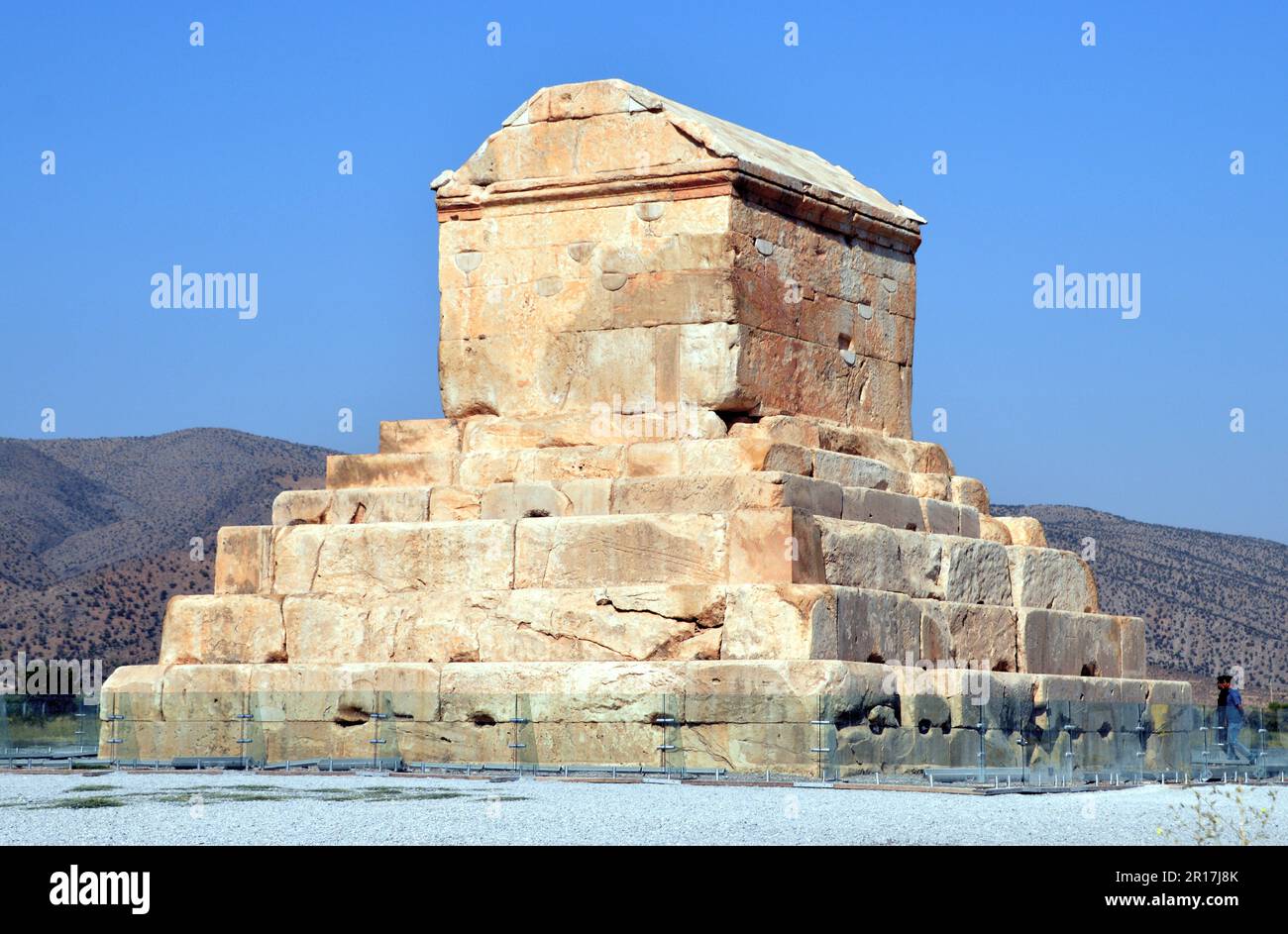 Iran, Pasargadae : la tombe du Cyrus le Grand sur la plaine de Morghab contient des éléments archétecturaux de toutes les civilisations que Cyrus avait conquises. PLU Banque D'Images