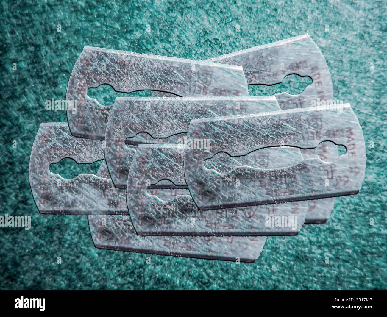 Pile dangereuse de lames de rasoir. Banque D'Images