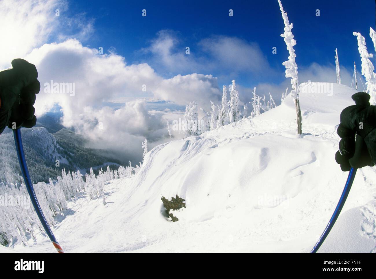 Vue du skieur depuis le sommet de la piste de ski. Banque D'Images