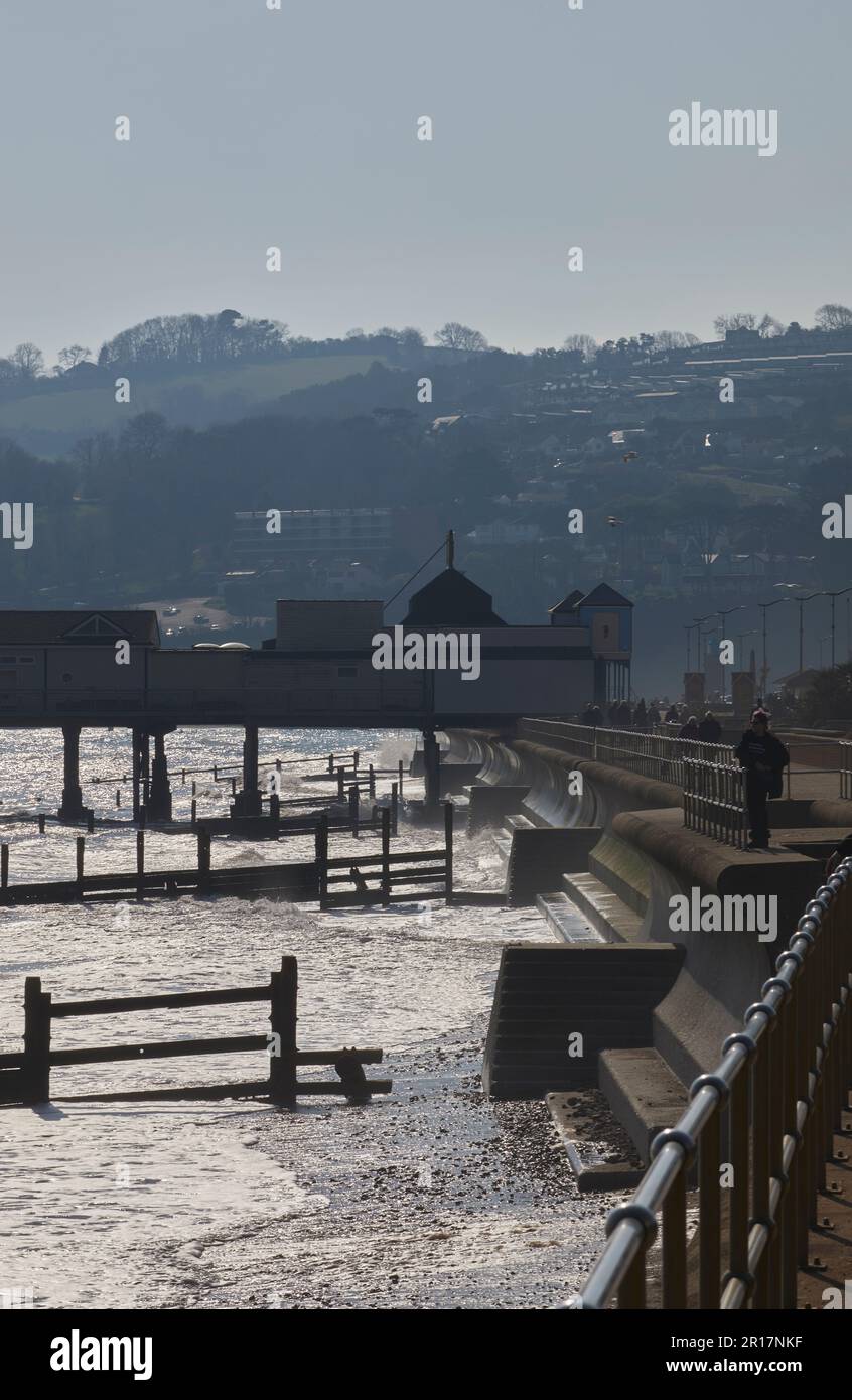 Vue sur la plage, la jetée et le promontoire de Ness, à Teignmouth, Devon, Grande-Bretagne. Banque D'Images