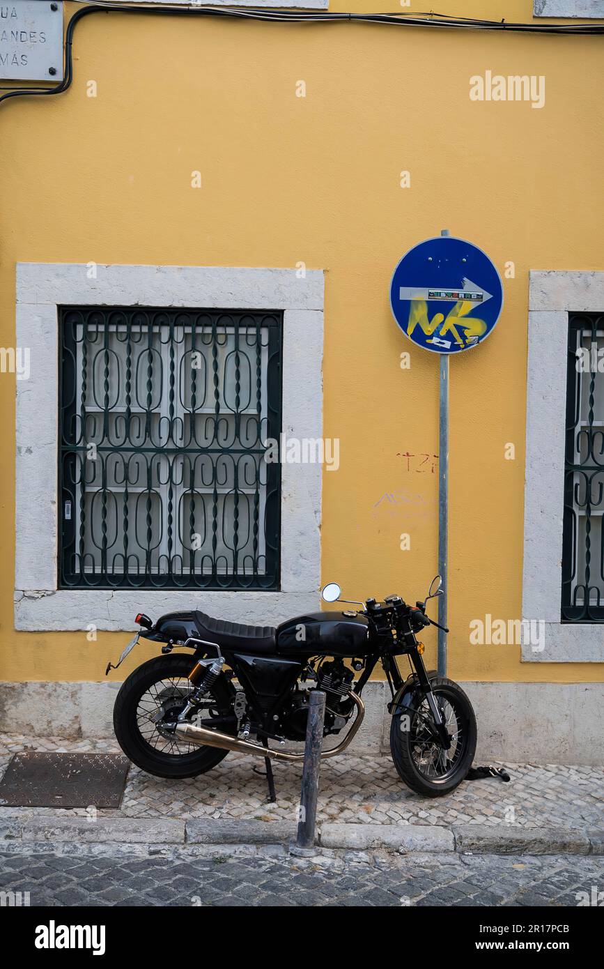 Cafe-Racer Motorcycle en face de la rue jaune. Banque D'Images