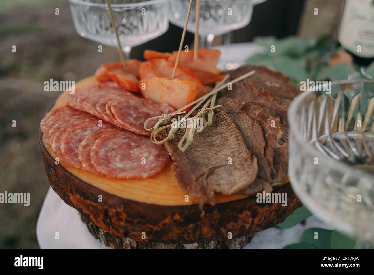 Couper de la nourriture sur une planche de bois Banque D'Images