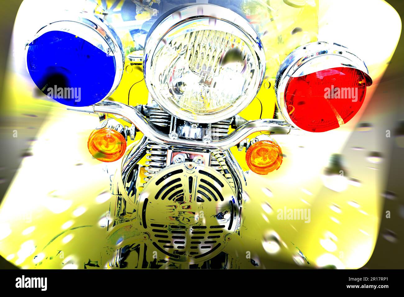 Phares de moto rouges et bleus sous la pluie Banque D'Images