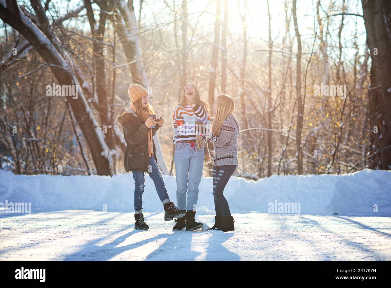 Trois bonnes filles adolescentes à l'extérieur dans la neige. Banque D'Images