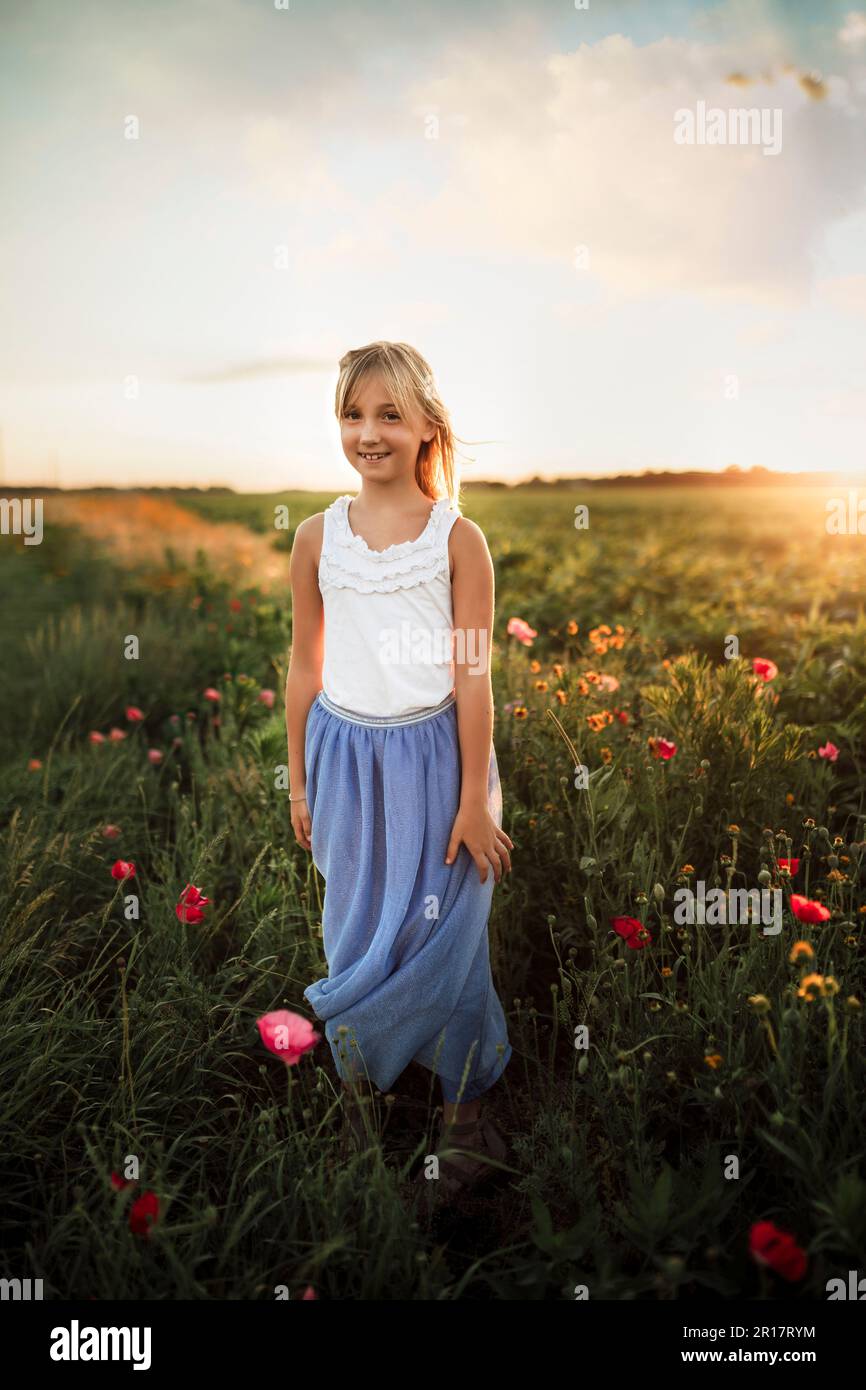 Jeune fille en fleurs sauvages dans le nord-ouest de l'Indiana Banque D'Images
