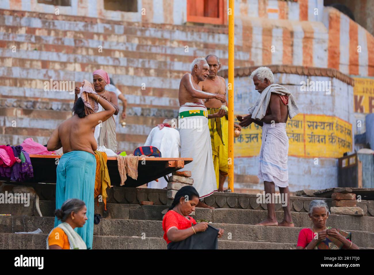 Les gens après la baignade religieuse dans le fleuve Ganges Inde Banque D'Images