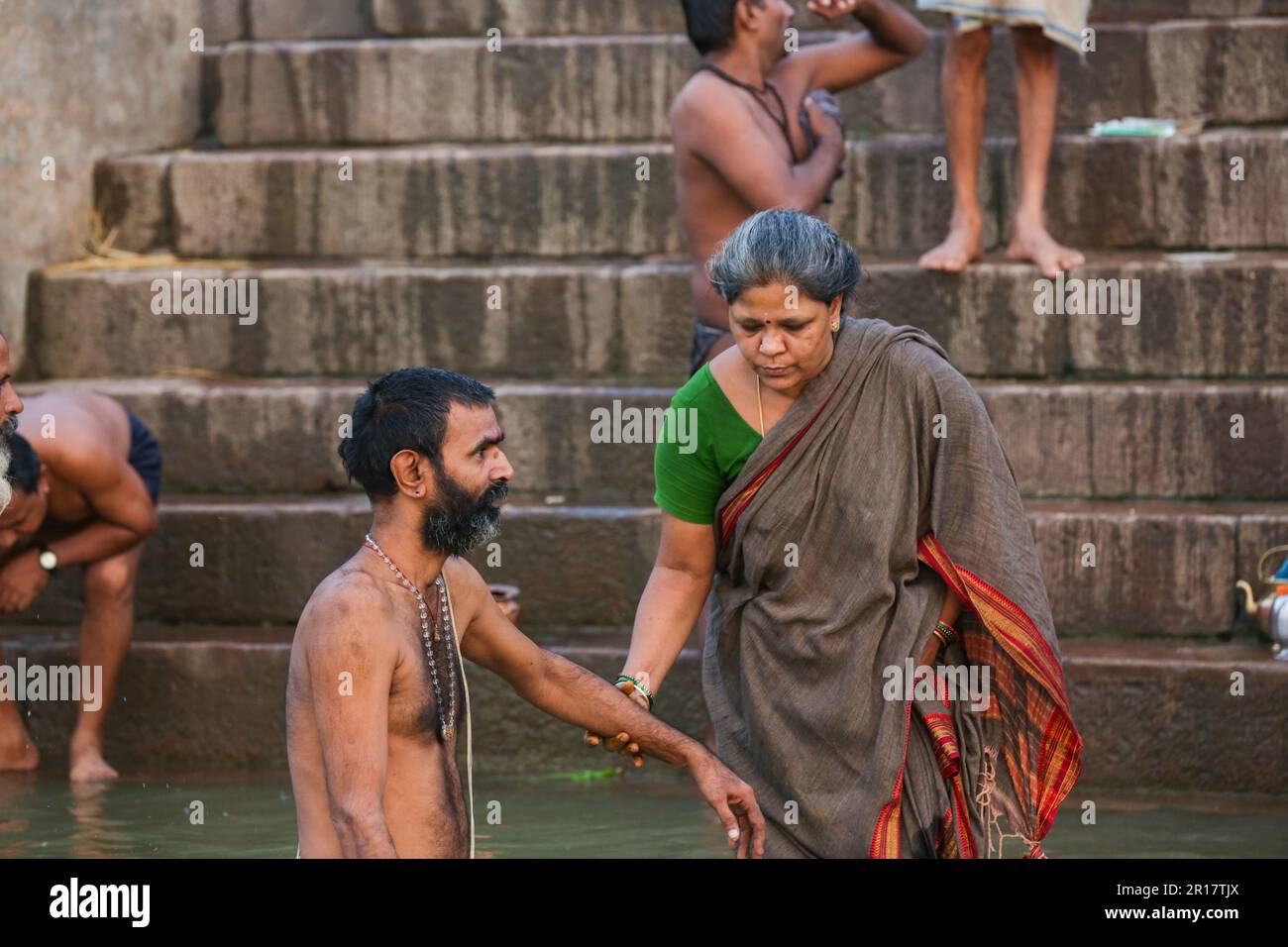 Couple indien baignade dans le Gange en Inde Banque D'Images
