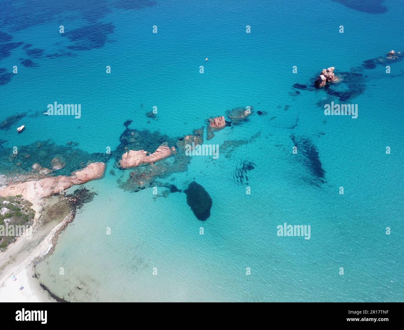 Vue aérienne des rochers rouges contre la mer Méditerranée bleue Banque D'Images