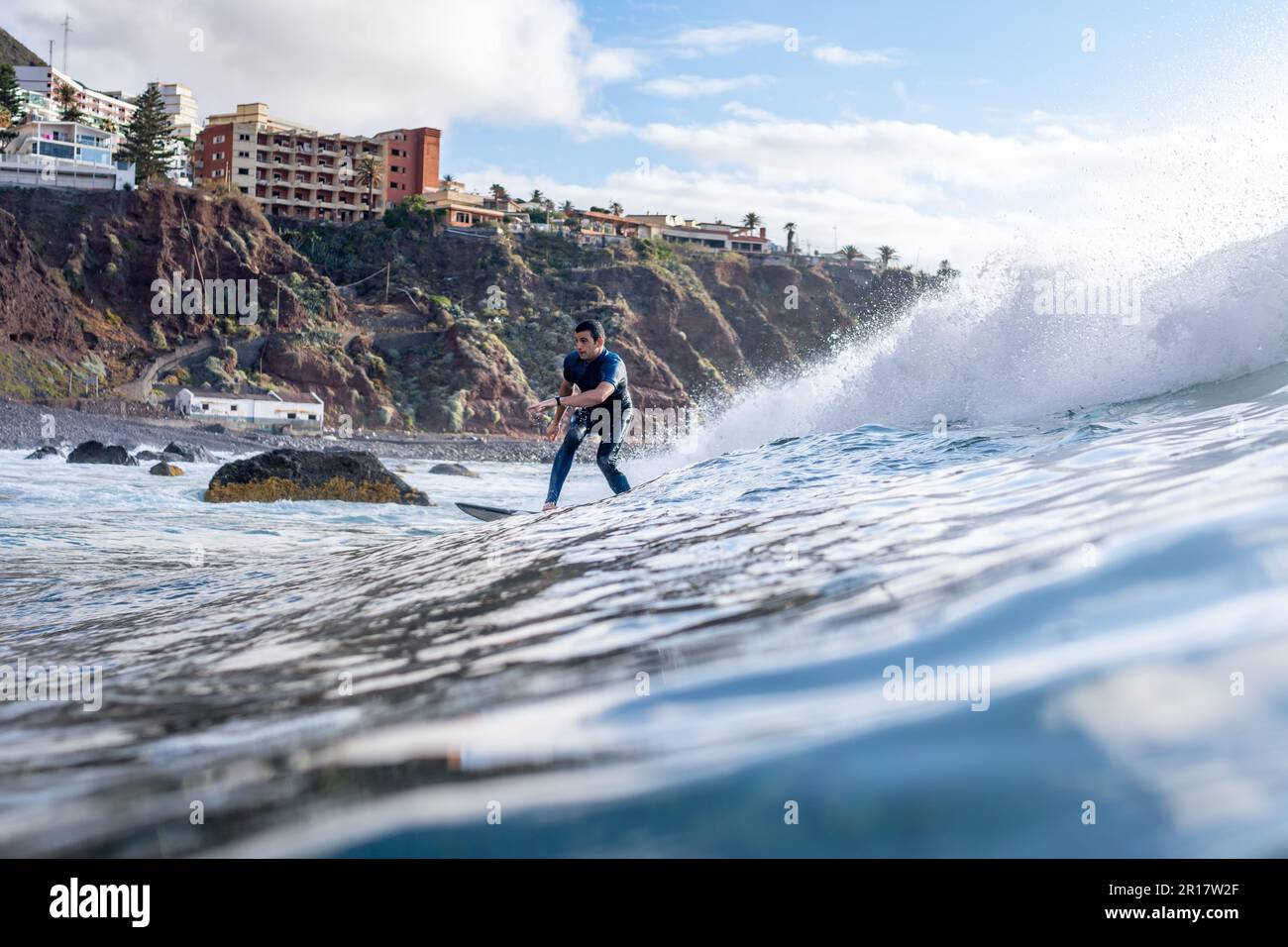 Surfeur qui attrape une vague Banque D'Images