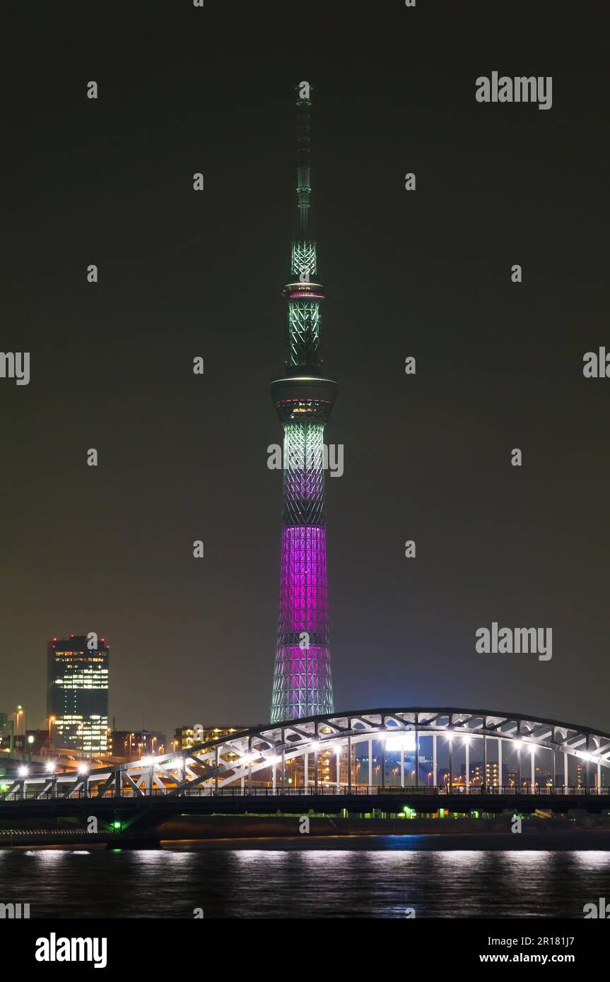 Illumination du Tokyo Sky Tree (Mai) et du pont Shirahige Banque D'Images