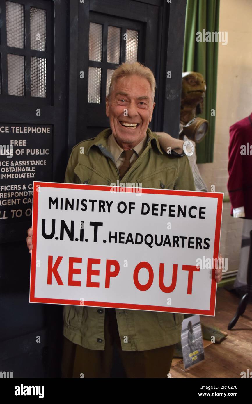 John Levene, Sgt. Benton, médecin de l’OMS, à l’événement Charity à Upminster, Essex, le 30th avril 2023 Banque D'Images