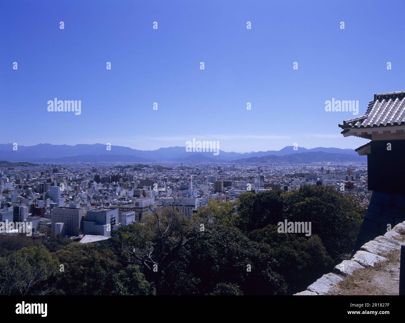 Ville de Matsuyama et montagnes de Shikoku vues depuis le château de Matsuyama Banque D'Images