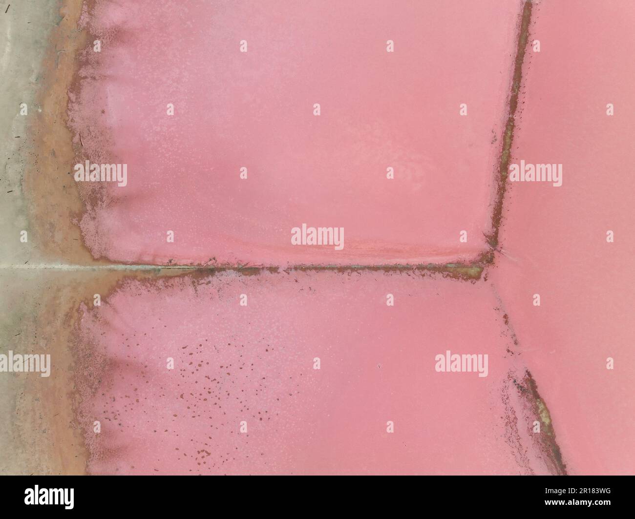 Vue aérienne des motifs et des détails d'un lac salé rose à Dimboola à Victoria, en Australie Banque D'Images