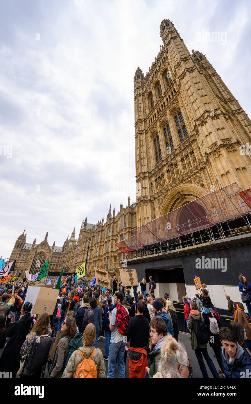 LONDRES - 22 avril 2023 : découvrez le spectacle visuel des manifestants de la rébellion de l'extinction qui brandissent des drapeaux tout en marchant vers les maisons de Parliame Banque D'Images