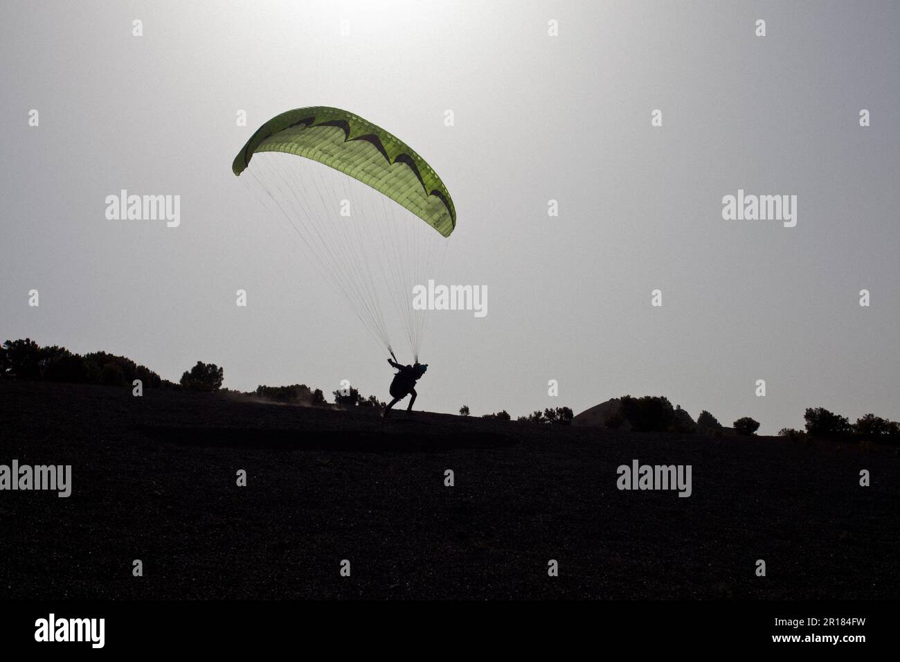 Un parapente qui déferle sur le site de cumbre de dos Hermanas, sur l'île El Hierro, aux îles Canaries, en Espagne. Banque D'Images