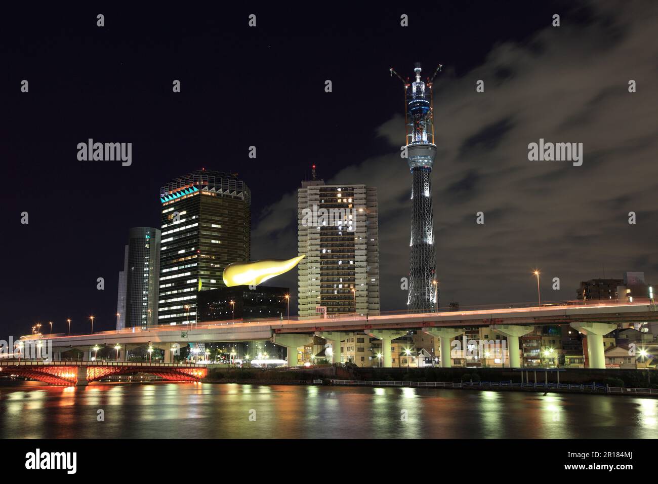 Tokyo Sky Tree que le pont de Noël Komagata s'allument Banque D'Images