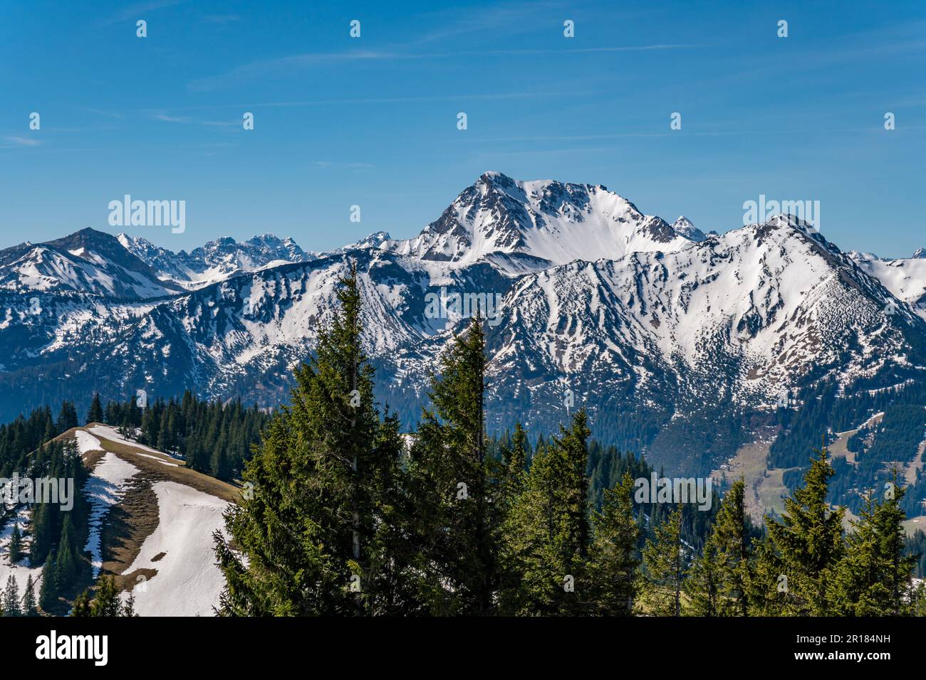 Une randonnée tranquille de Zoeblen Zugspitzblick à Schoenkahler dans la belle vallée de Tannheimer Banque D'Images
