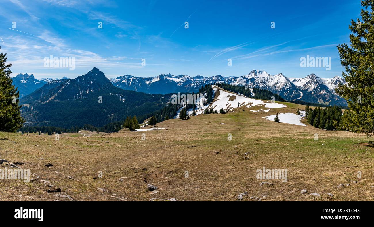 Une randonnée tranquille de Zoeblen Zugspitzblick à Schoenkahler dans la belle vallée de Tannheimer Banque D'Images