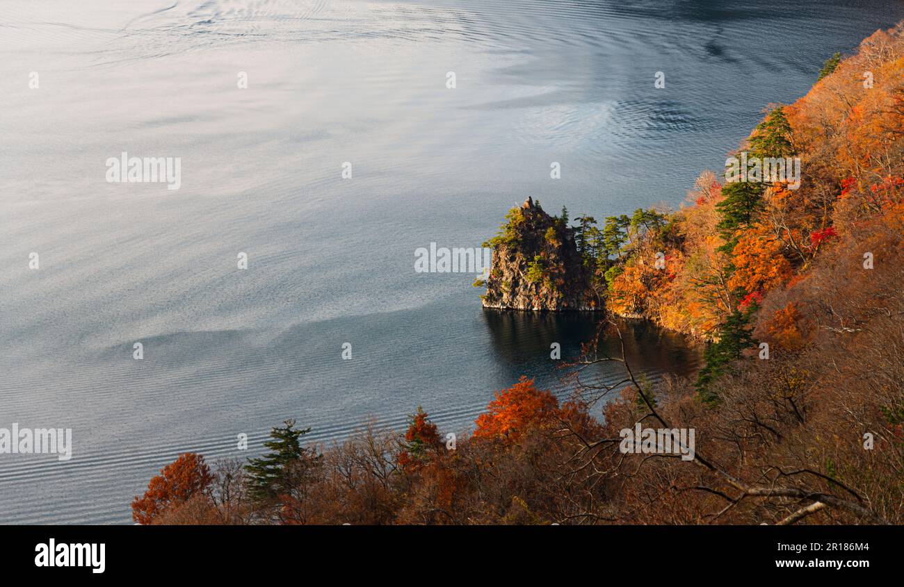 Vue aérienne magnifique lac Towada en automne, dans le parc national de Towada Hachimantai, Aomori, Japon. Paysage à couper le souffle de la nature grandiose Banque D'Images