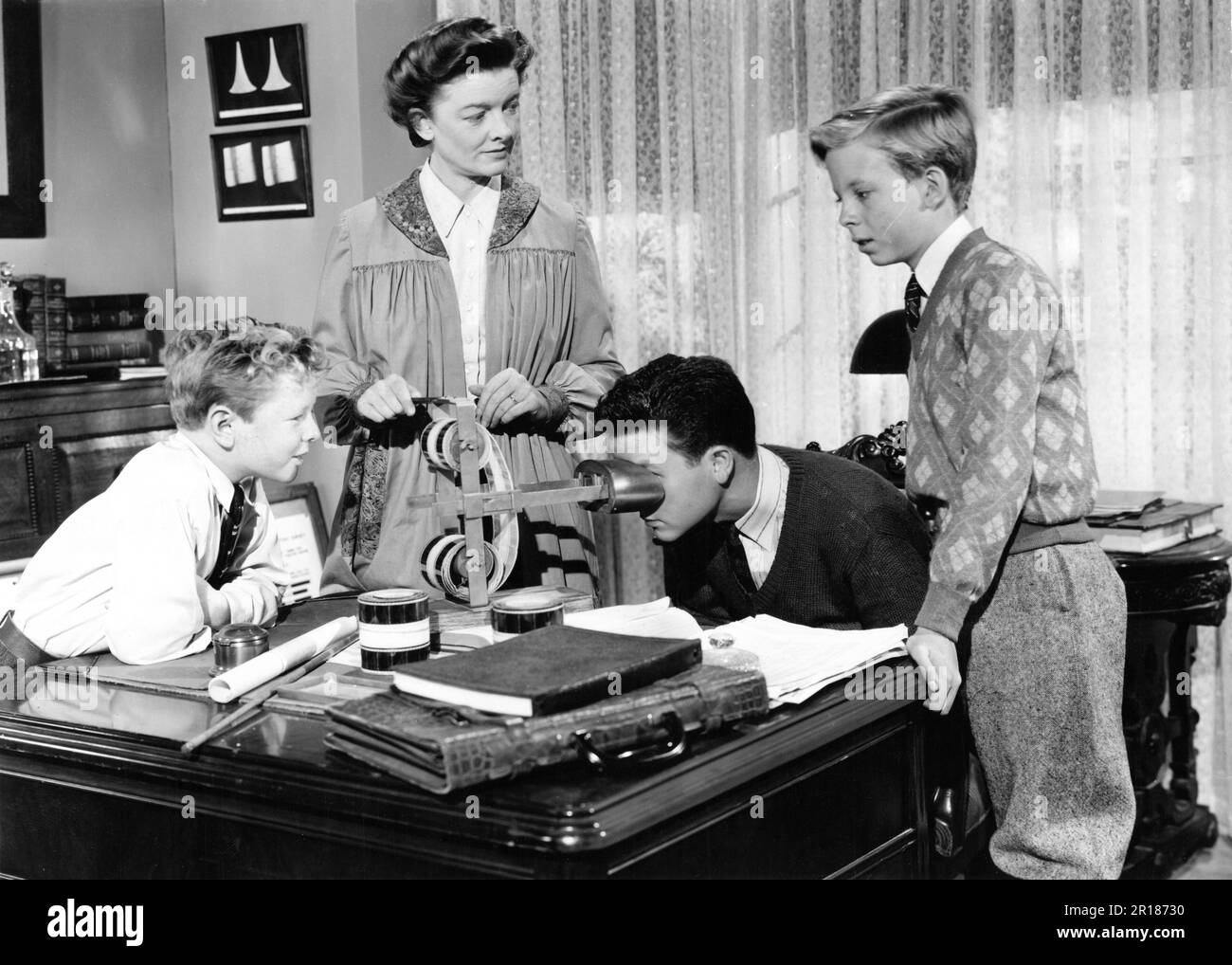 JIMMY HUNT MYRNA LOY ROBERT ARTHUR et TOMMY IVO à BELLES SUR LEURS ORTEILS 1952 réalisateur HENRY LEVIN livre Frank B. Gilbreth Jr. Et Ernestine Gilbreth Carey scénario Phoebe et Henry Ephron costume design Dorothy Jeakins producteur Samuel G. Engel Fox du XXe siècle Banque D'Images