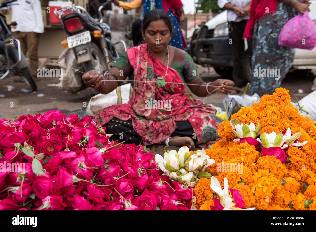 Making Garlands, Rajkot, Inde Banque D'Images