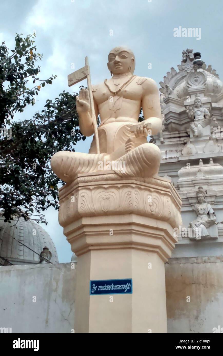 Statue de Ramanujacharya. Il était un philosophe hindou indien, un gourou et un réformateur social. Le texte de Kannada dans l'image se traduit par Shri Ramanujacharyaru Banque D'Images