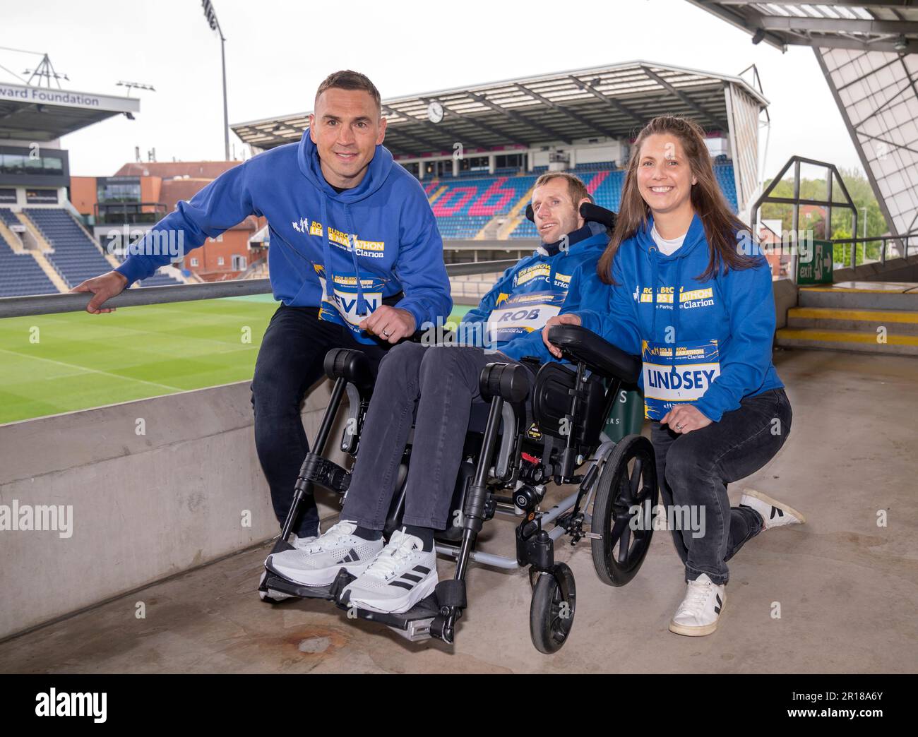 Rob Burrow avec sa femme Lindsey Burrow (à droite) et Kevin Sinfield lors d'une journée médiatique qui s'est tenue au stade Headingley, devant le Clarion Rob Burrow Leeds Marathon 2023, dimanche. Date de la photo: Vendredi 12 mai 2023. Banque D'Images