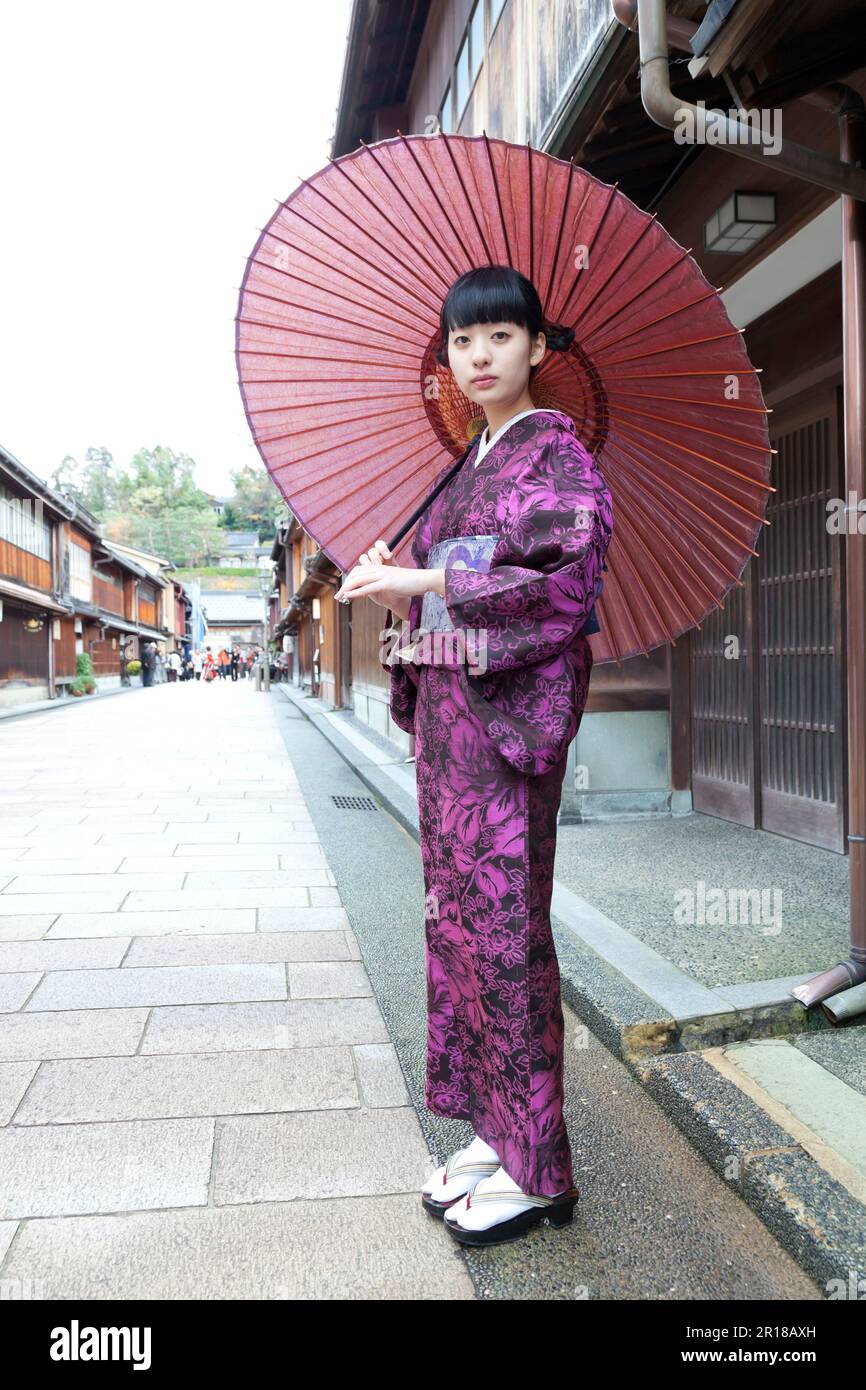 Femme en kimono avec parasol Banque D'Images