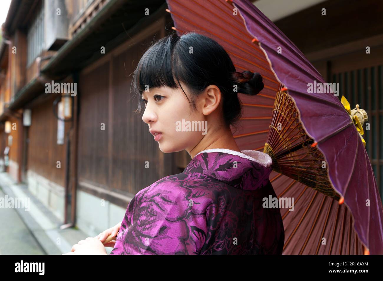 Profil de la femme en kimono marchant avec le parasol Banque D'Images