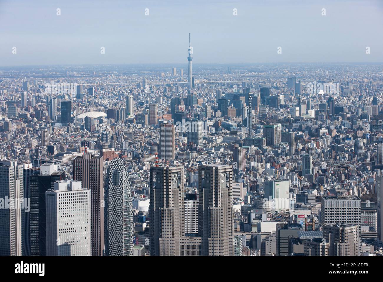 Photo aérienne du Tokyo Sky Tree depuis l'ouest avec le bâtiment du gouvernement métropolitain. à l'avant Banque D'Images