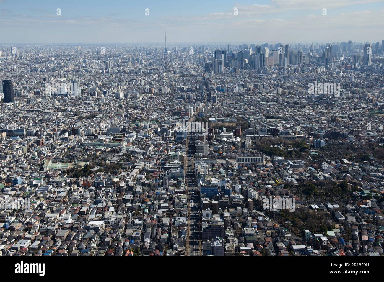 Tir aérien de la station Shin Koenji depuis l'ouest vers Shinjuku, région de Skytree Banque D'Images