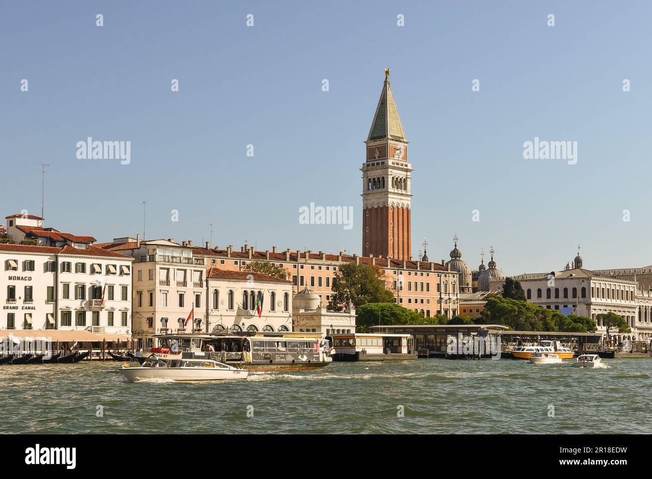 Paysage urbain de Venise du bassin de Saint-Marc avec le clocher ('Campanile') de la place Saint-Marc et des bateaux en été, Venise, Vénétie, Italie Banque D'Images