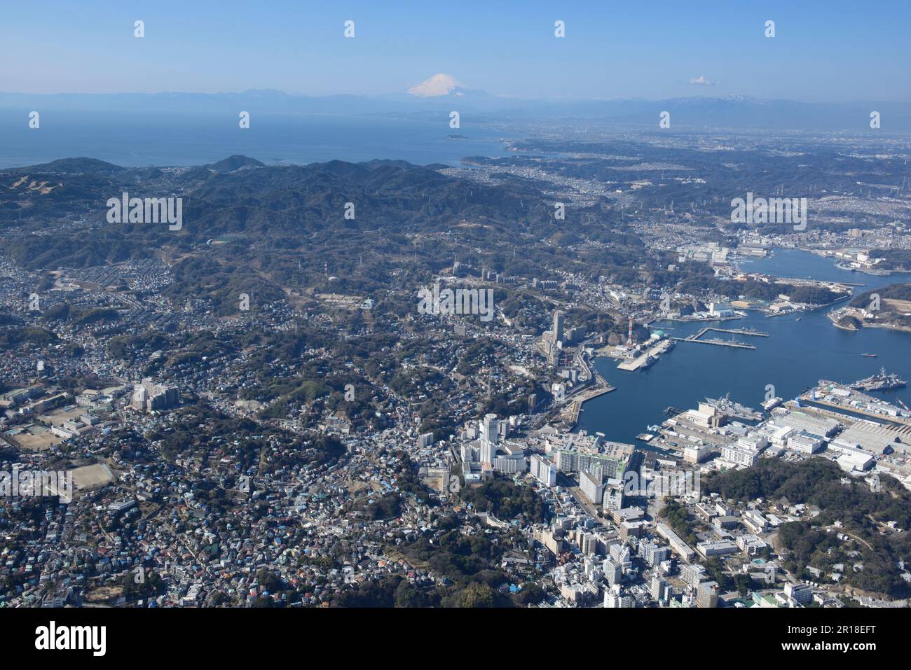 Tir aérien de la station Shioiri de l'est vers Enoshima et Mont Fuji direction Banque D'Images