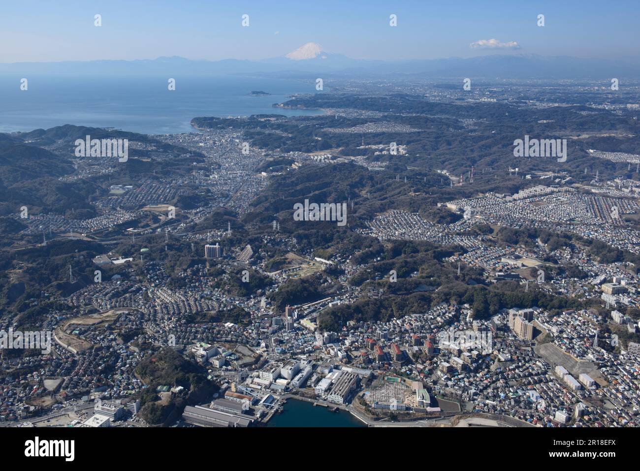 Station Keikyutaura prise de vue aérienne du côté ouest vers Enoshima et Mont Fuji Banque D'Images