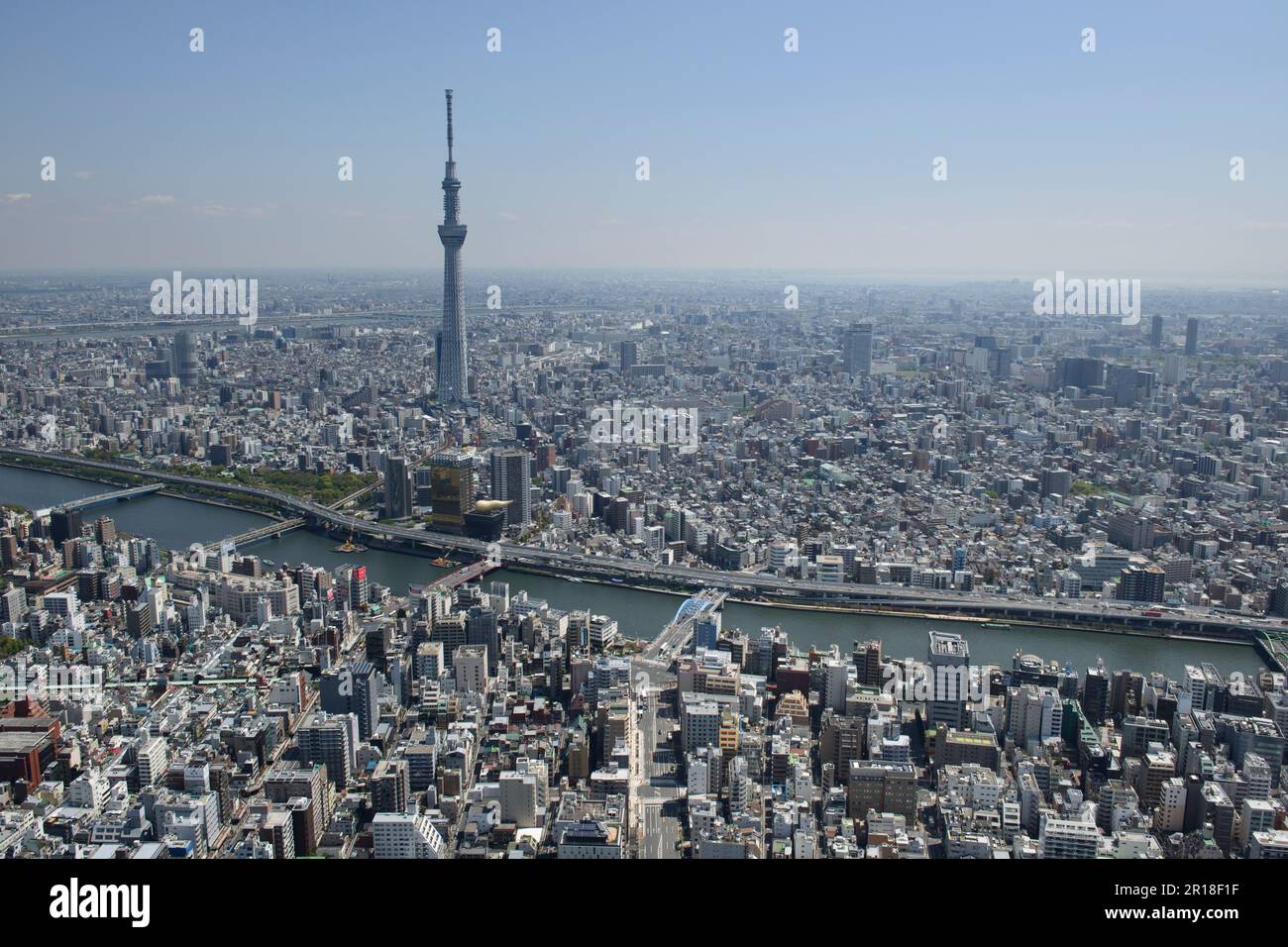 Vue aérienne de la gare d'Asakusa du côté ouest vers la tour de l'arbre de ciel Banque D'Images