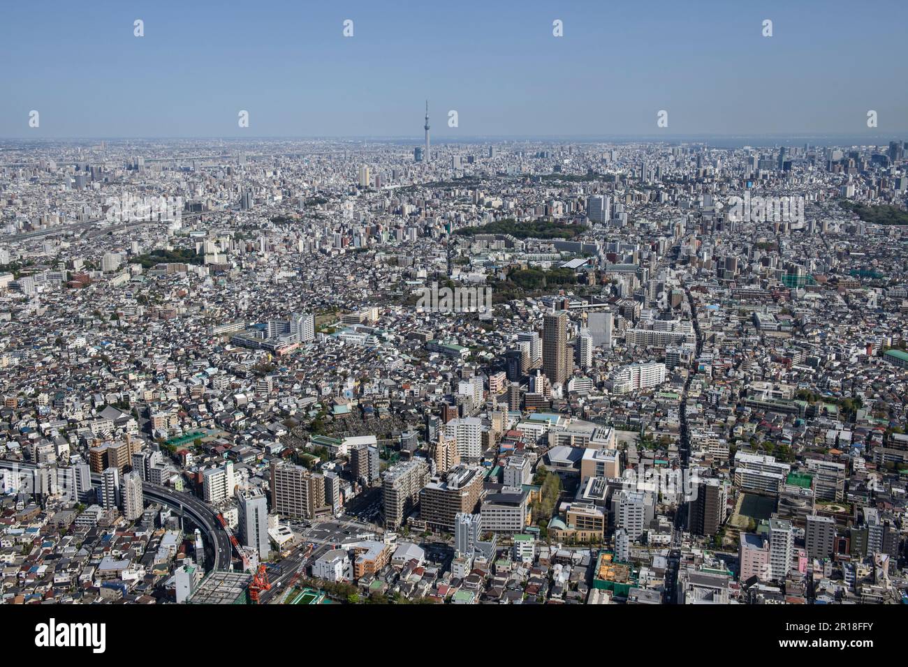 Prise de vue aérienne de la station Nishi-sugamo du côté ouest vers la zone des arbres de ciel Banque D'Images