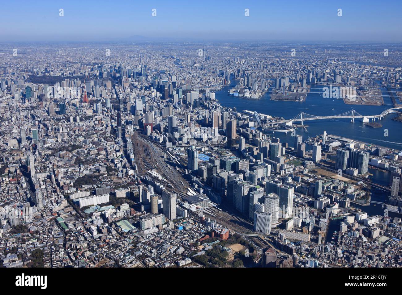 Prise de vue aérienne de la gare Shinagawa du côté sud-ouest vers le centre-ville - direction de la tour de l'arbre de ciel Banque D'Images