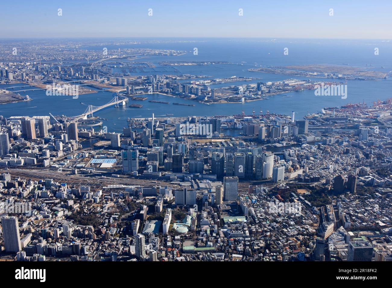 Tir aérien de la station Shinagawa du côté ouest vers Odaiba et Rainbow Bridge Banque D'Images
