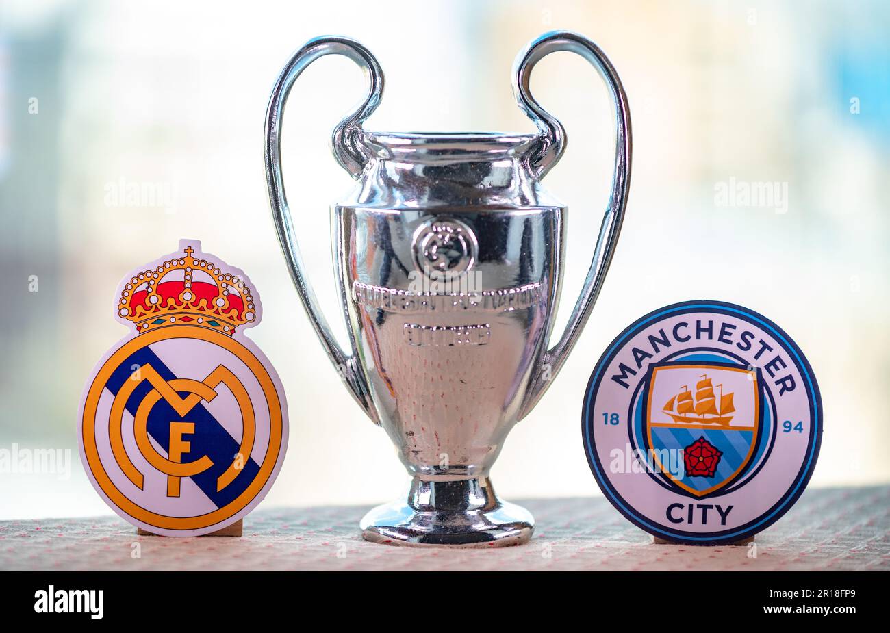 20 avril 2023, Moscou, Russie. Emblèmes des clubs de football participant aux demi-finales de la Ligue des champions Manchester City F.C. et Real Madrid CF. Banque D'Images