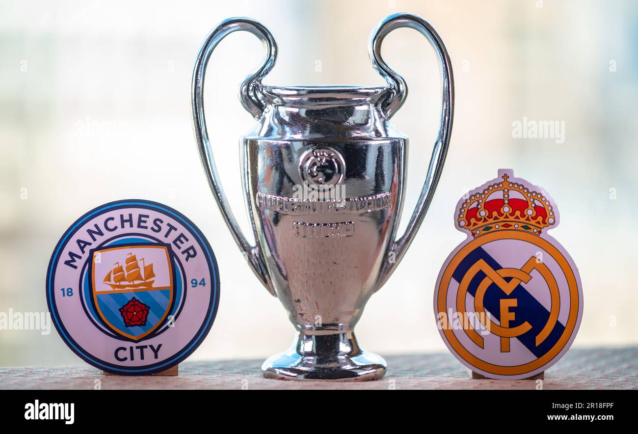 20 avril 2023, Moscou, Russie. Emblèmes des clubs de football participant aux demi-finales de la Ligue des champions Manchester City F.C. et Real Madrid CF. Banque D'Images