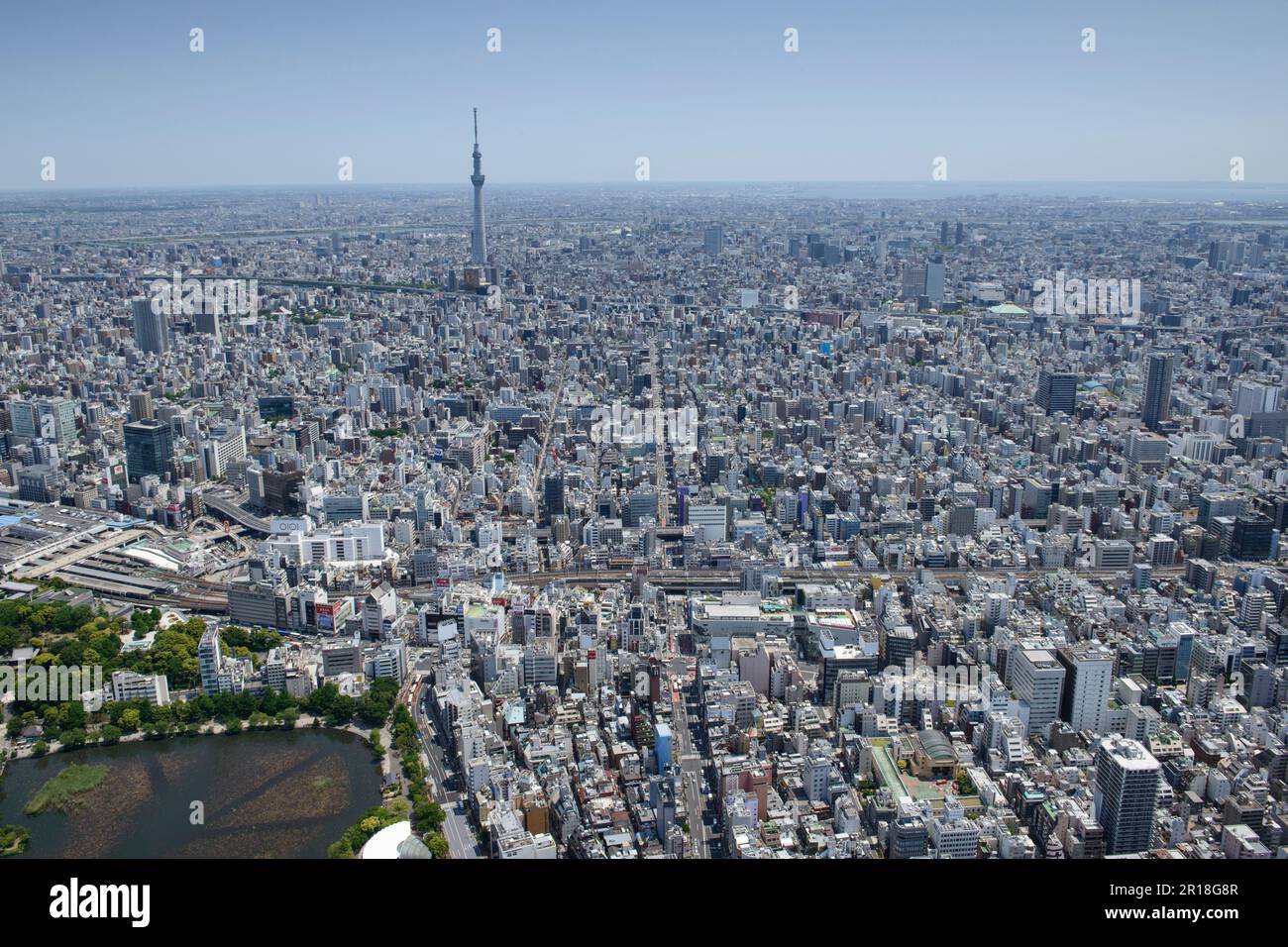 Vue aérienne de la station Uenohirokoji depuis le côté ouest vers la tour de l'arbre de ciel Banque D'Images