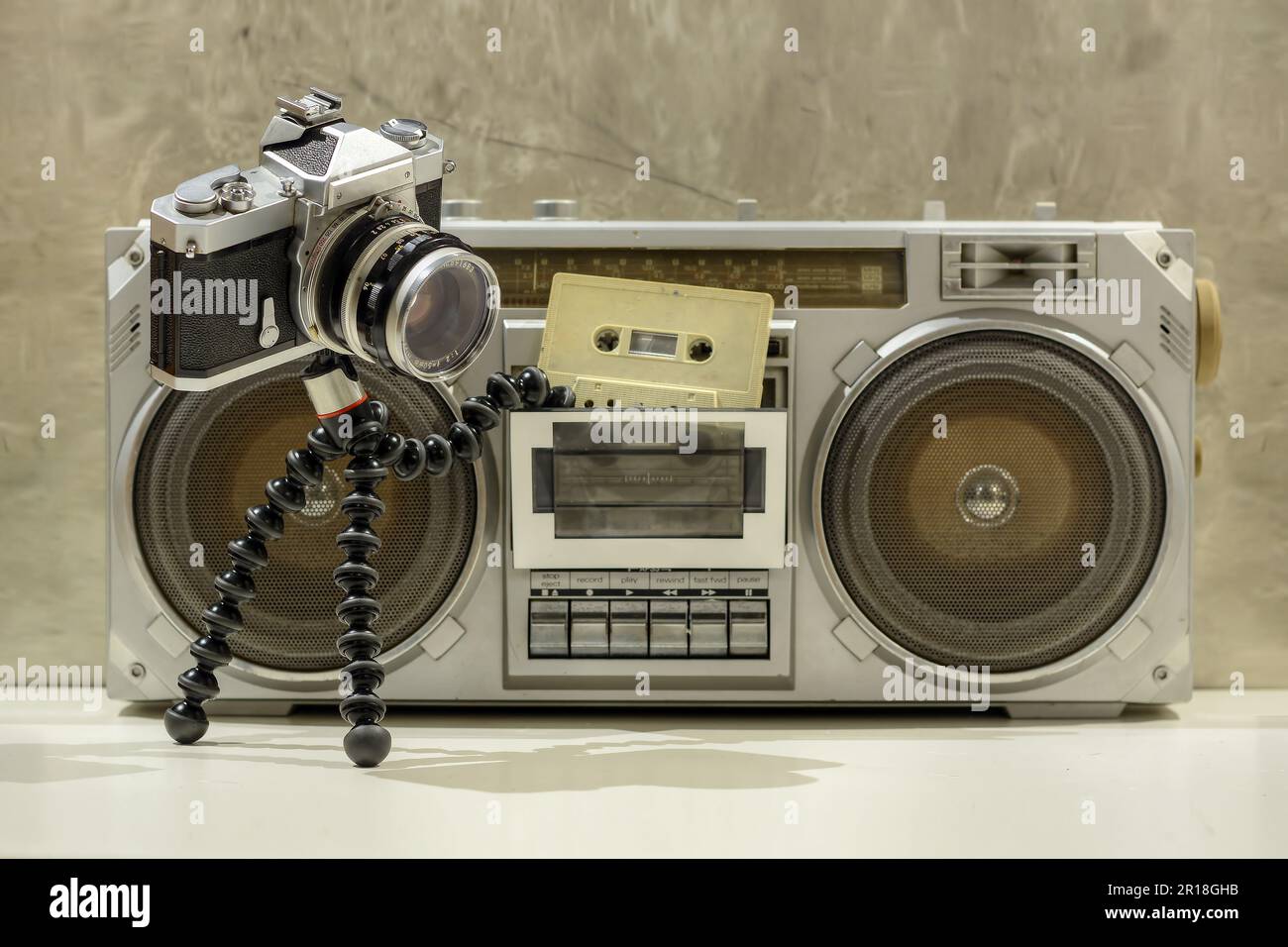 Une vieille caméra mettant une cassette dans une boombox Banque D'Images