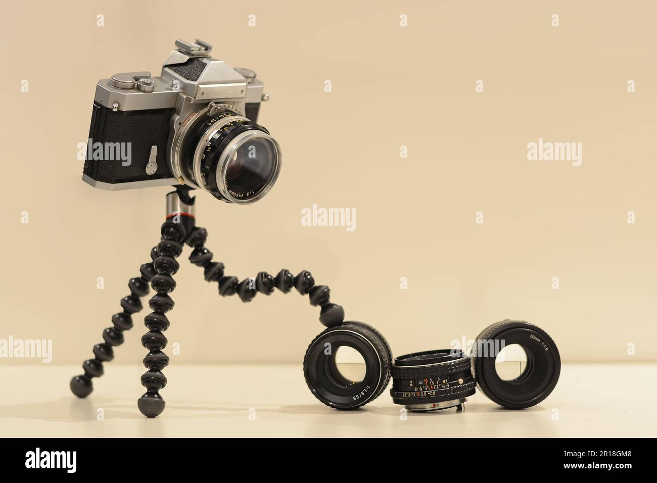 Une photo d'un vieil appareil photo jouant avec l'objectif Banque D'Images